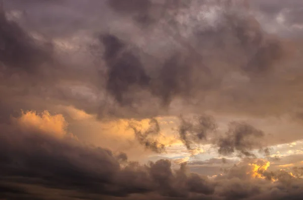 Σύννεφα καταιγίδας στο φως του ηλιοβασιλέματος — Φωτογραφία Αρχείου
