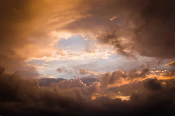 Nuvens de tempestade ao pôr-do-sol — Fotografia de Stock