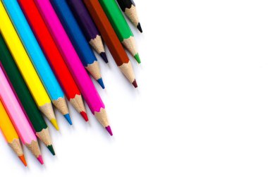 Beyaz arkaplanda renkli kalemler