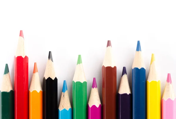 Kolorowe ołówki na białym tle — Zdjęcie stockowe