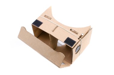 Beyaz arka planda sanal gerçeklik gözlükleri