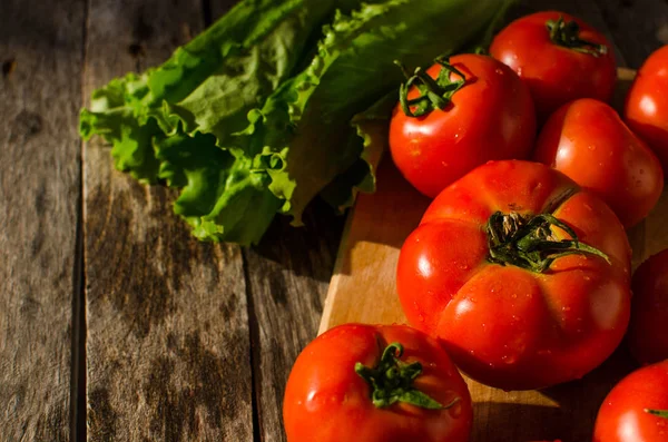 Стиглі помідори на обробній дошці — стокове фото