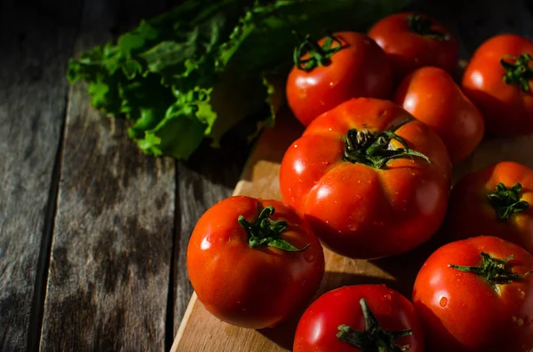 Tomates mûres sur une planche à découper — Photo