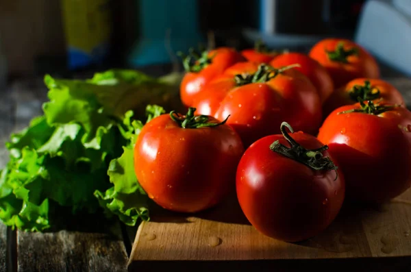 まな板の上でトマトを熟す — ストック写真