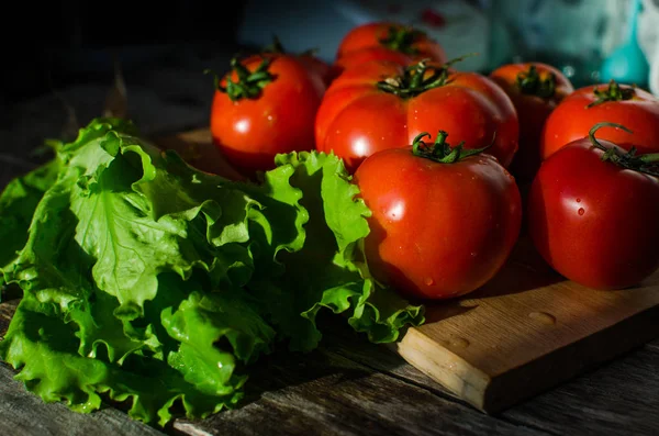 まな板の上でトマトを熟す — ストック写真