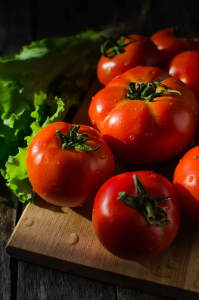 Mogna tomater på en skärbräda — Stockfoto