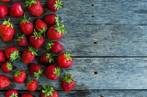 eski ahşap zemin üzerinde çilek