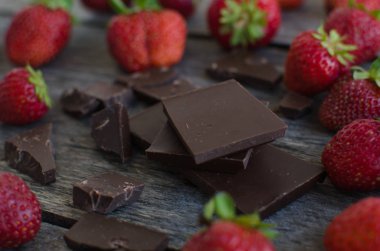 Çilek ve kırık çikolata parçaları