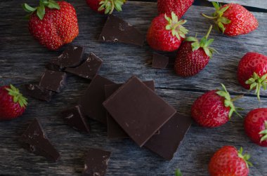 Çilek ve kırık çikolata parçaları