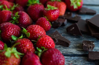 Çilek ve kırık çikolata parçaları