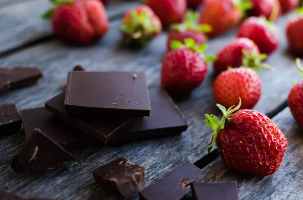 Aardbeien en stukjes gebroken chocolade — Stockfoto