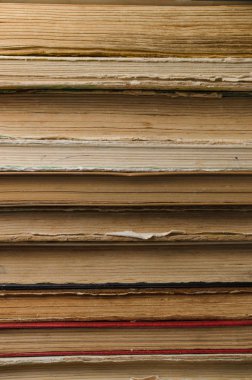 Bir yığın eski kitap.