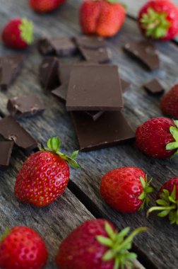 Çilek ve kırık çikolata parçaları