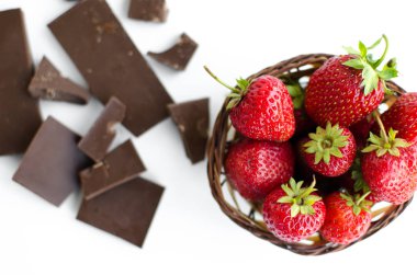 Hasır sepet içinde kırık çikolata, çilek