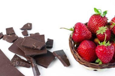 Hasır sepet içinde kırık çikolata, çilek