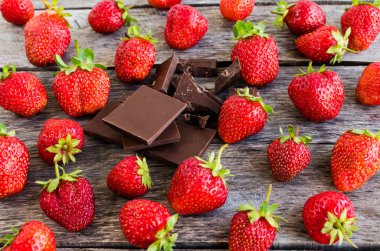 Çilek ve kırık çikolata parçaları