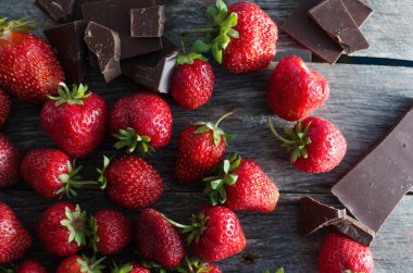 Çilek ve çikolata, penceresinden parlak ışık