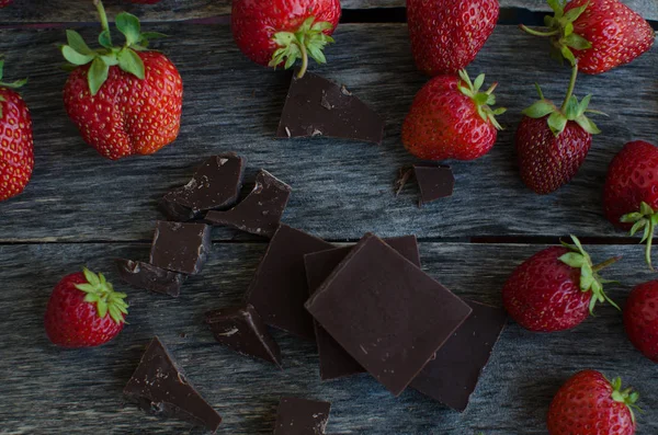 Aardbeien en stukjes gebroken chocolade — Stockfoto