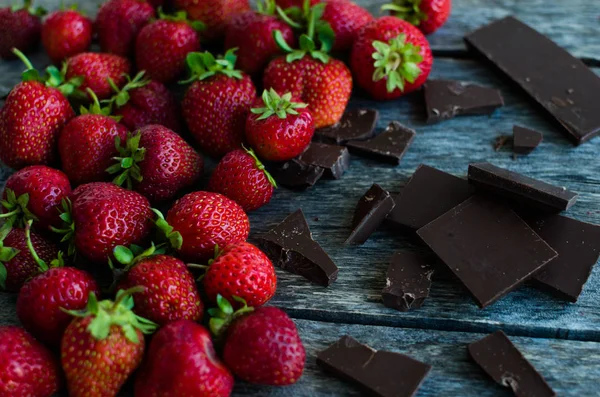 Aardbeien en stukjes gebroken chocolade — Stockfoto