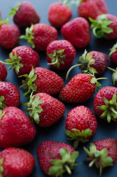 Helle reife Erdbeeren — Stockfoto