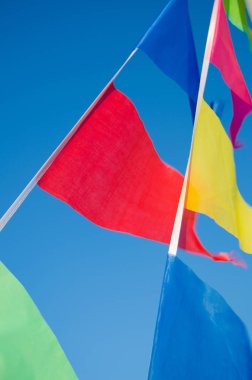 Rüzgar tatil bayraklarda sarkan