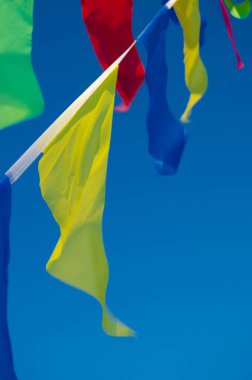 Rüzgar tatil bayraklarda sarkan