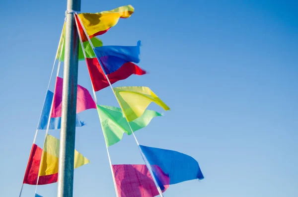Colgando en las banderas de vacaciones de viento — Foto de Stock