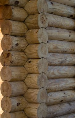 Ahşap evin duvarına