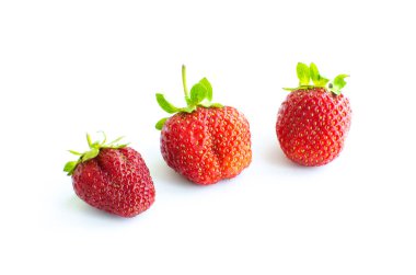 Olgun, kırmızı beyaz arka plan üzerinde çilek