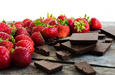 Olgun kırmızı çilek controlam parlak ışık