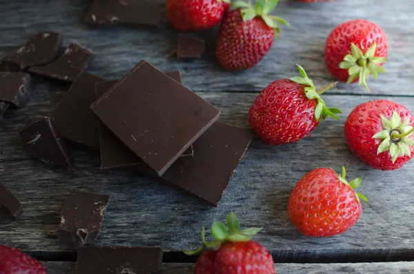 Ripe red strawberries controlam bright light — Stock Photo, Image