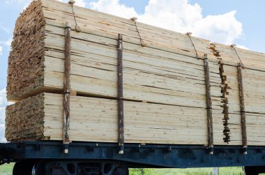 Tam tren araba ahşap ile yüklü