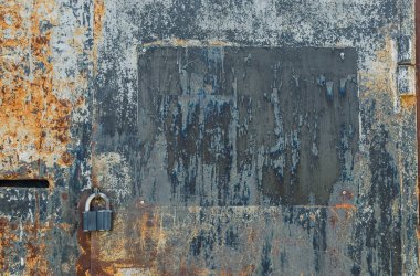 Paslı kapıya eski asma kilit