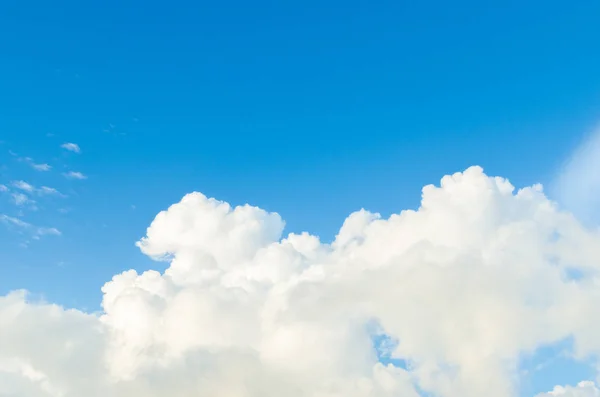 Vita cumulus moln mot den blå himlen — Stockfoto