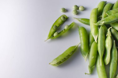 Yeşil lekeli beyaz bir yüzeye