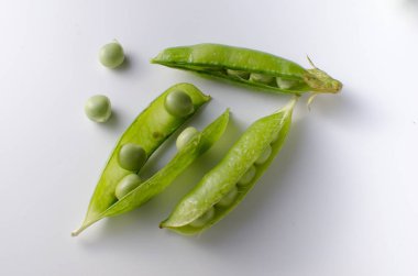 Yeşil lekeli beyaz bir yüzeye