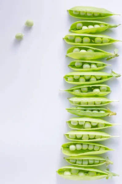 Pontos de polca verdes em uma superfície branca — Fotografia de Stock