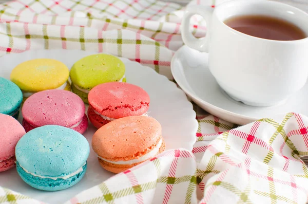 Une tasse de thé et un gâteau et un macaron — Photo