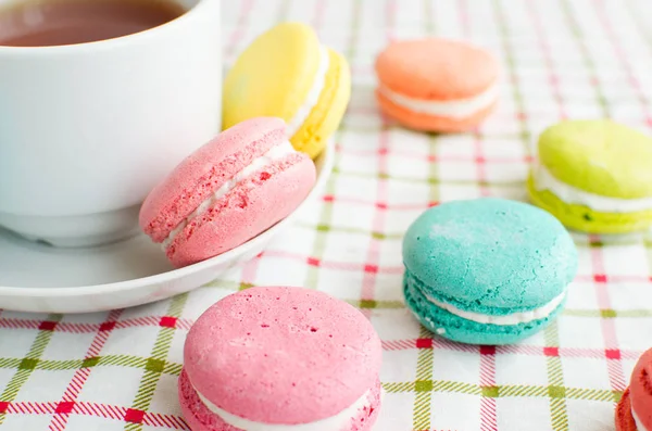 Taza de té y un pastel y macarrón —  Fotos de Stock