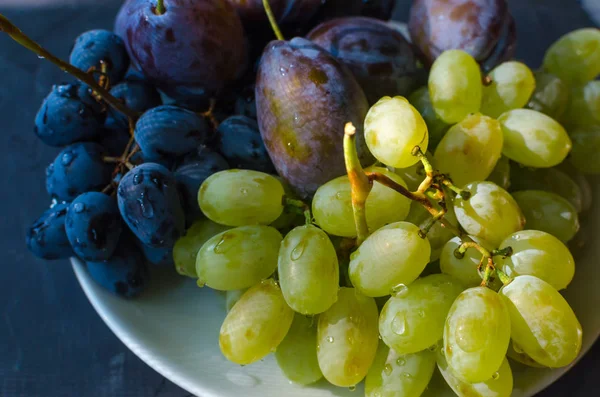 Üzümleri yeşil ve siyah ve Erik