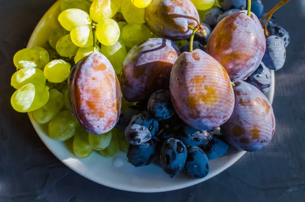 Üzümleri yeşil ve siyah ve Erik