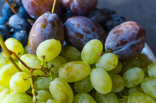 Üzümleri yeşil ve siyah ve Erik