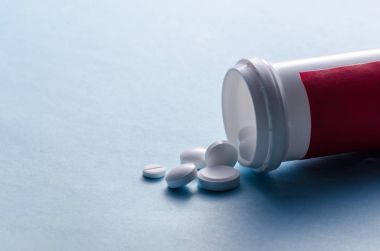 hapları şişeden döktü