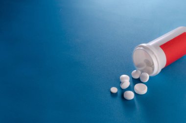 hapları şişeden döktü