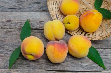 Ahşap zemin üzerine dökülen şeftali