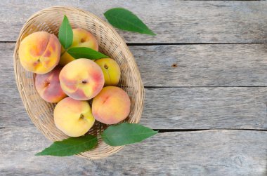 Şeftali bir hasır sepet