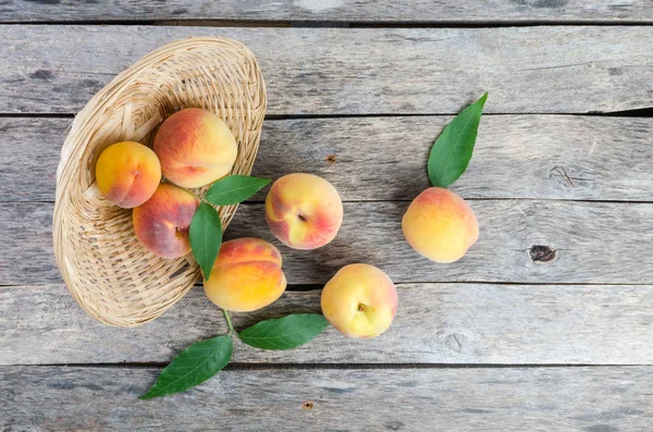 Verschüttete Pfirsiche auf hölzernem Hintergrund — Stockfoto