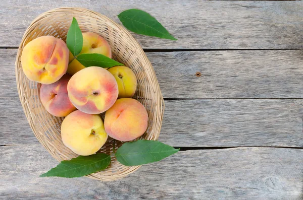 Şeftali bir hasır sepet