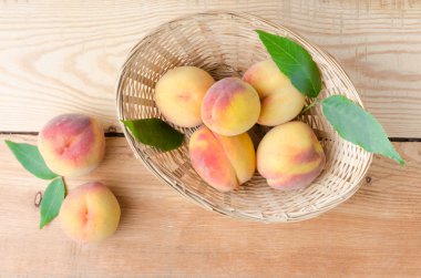 Şeftali bir hasır sepet