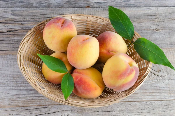 Şeftali bir hasır sepet